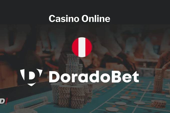 Sección de casino online de DoradoBet Perú con fichas y mesa de juego